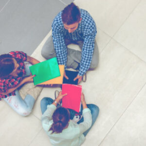 colaboraciones innovadoras para reducir brechas educativas